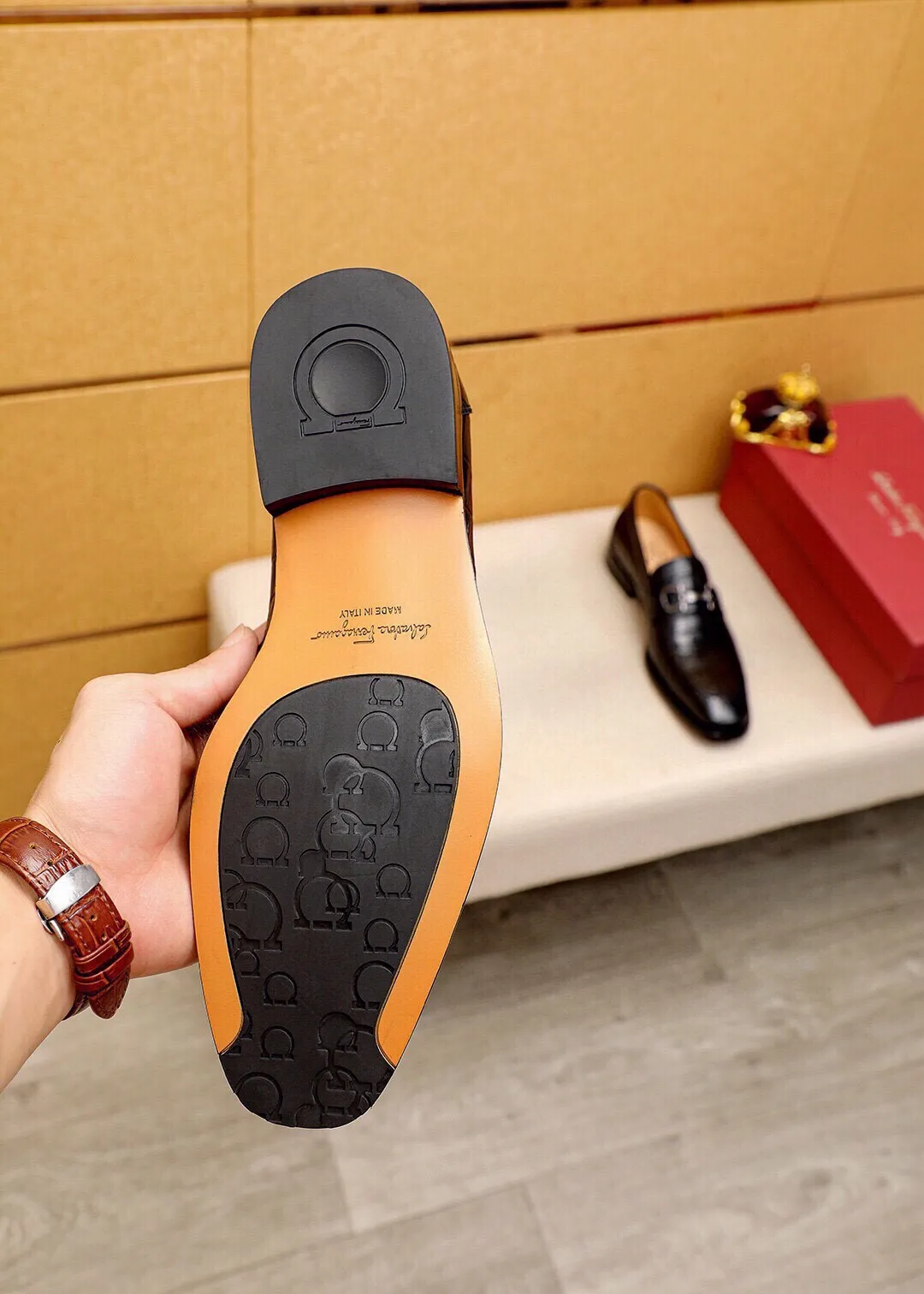 Men's shoes 💰460 💐 Product trademark: Ferragamo "Ferragamo" casual leather shoes Regular size: 38-44 (custom-made at 45.46.47🉑️) Product materials: Selected imported first-layer calfskin embossed upper + original hardware buckle, imported water-dyed cow leather lining. Strong three-dimensional visual effect, combined outsole Color: 2⃣️colors available
